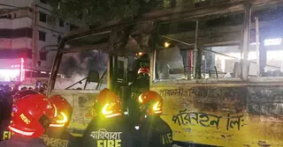 রাজধানীর বাড্ডায় যাত্রীবাহী বাসে আগুন